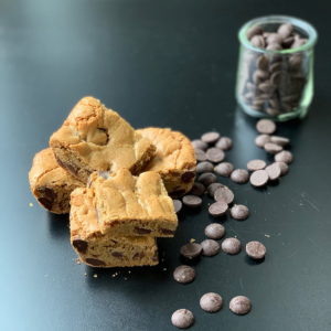 whole wheat blondies with chocolate chips